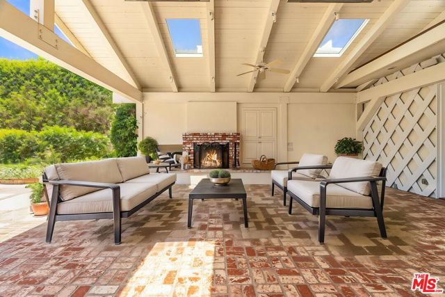721 N Linden Drive, Beverly Hills CA: https://media.crmls.org/mediaz/19001101-d1a5-41ee-a7bd-65c802fb9aee.jpg