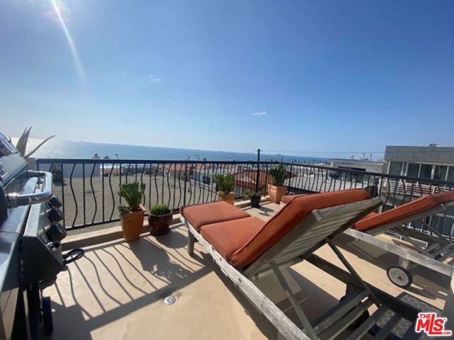216 38th Street, Manhattan Beach CA: https://media.crmls.org/mediaz/190016f6-15e5-4c05-930a-cc8fb75c7a0e.jpg