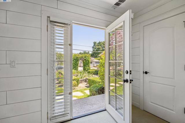 628 Saint Mary St, Pleasanton CA: https://media.crmls.org/mediaz/190040ca-d7e7-4a89-85d5-5bdfab3601d9.jpg