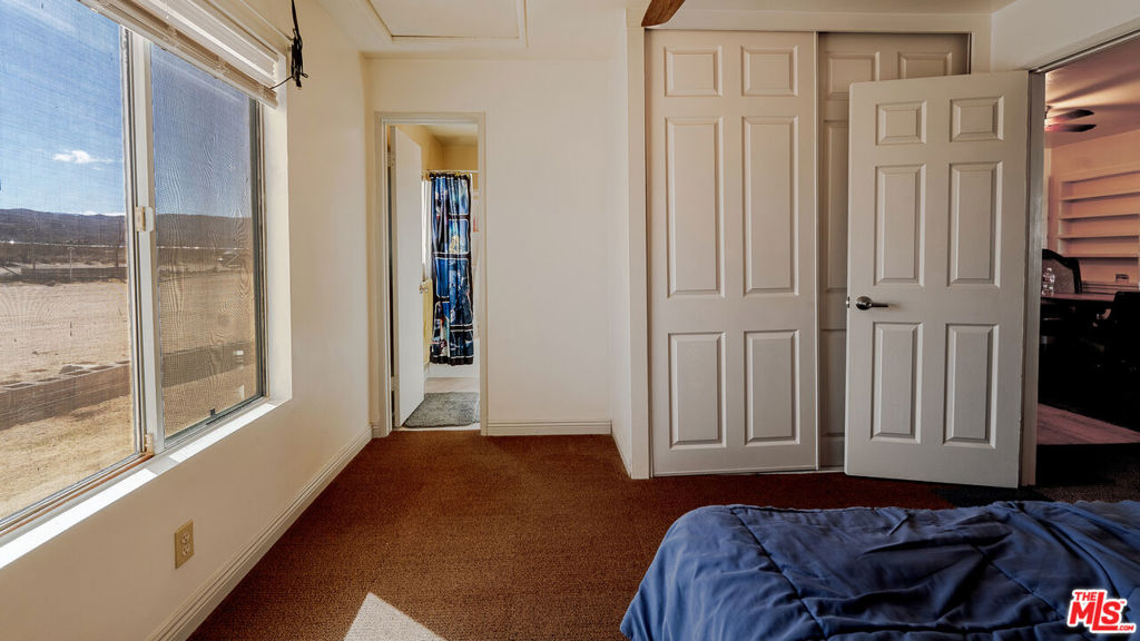 https://media.crmls.org/mediaz/1900f7d5-1416-4afb-a62f-58cb0766439e.jpg?preset=X-Large