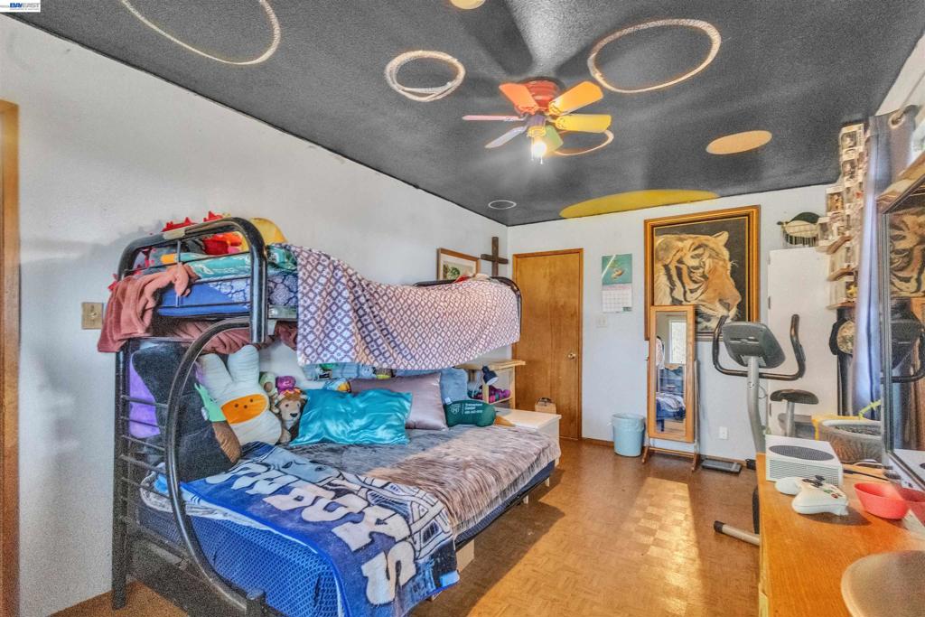 https://media.crmls.org/mediaz/1902172a-9a83-4350-a9c7-b8559df907c7.jpg?preset=X-Large