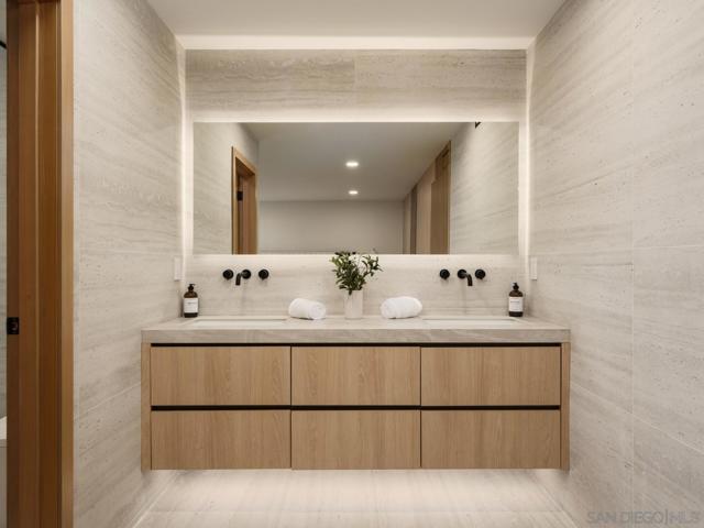 2163 Caminito Circulo Norte, La Jolla CA: https://media.crmls.org/mediaz/190237dc-37bd-444f-8870-eb346d17a1e1.jpg