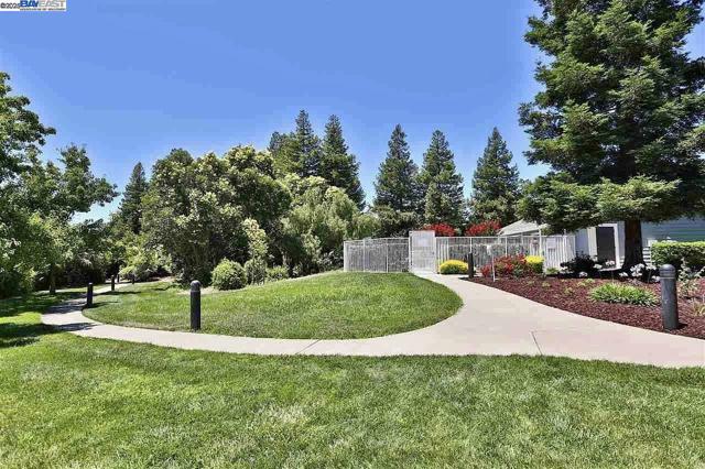 385 Kensington Cmn, Livermore CA: https://media.crmls.org/mediaz/1903c3e5-0ab9-4b7f-86f6-b8188d57b2c6.jpg