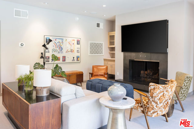 1256 Beverly Green Drive, Beverly Hills CA: https://media.crmls.org/mediaz/19040903-21b2-47fb-8c78-32f51fc2bb40.jpg