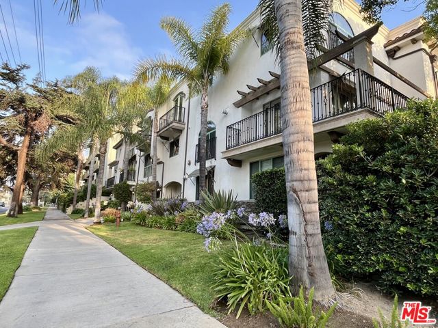 4301 Los Feliz Boulevard, Los Angeles CA: https://media.crmls.org/mediaz/1904b203-c1a3-44e3-b8a0-084397d7b3e8.jpg