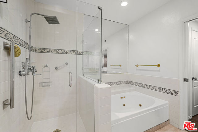 5224 Zelzah Avenue, Encino CA: https://media.crmls.org/mediaz/1905462b-595f-499a-814e-7b018b0756c3.jpg
