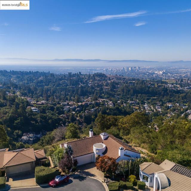 6413 Gwin Ct, Oakland CA: https://media.crmls.org/mediaz/1906f999-669e-47cc-a68b-04b7952483a1.jpg