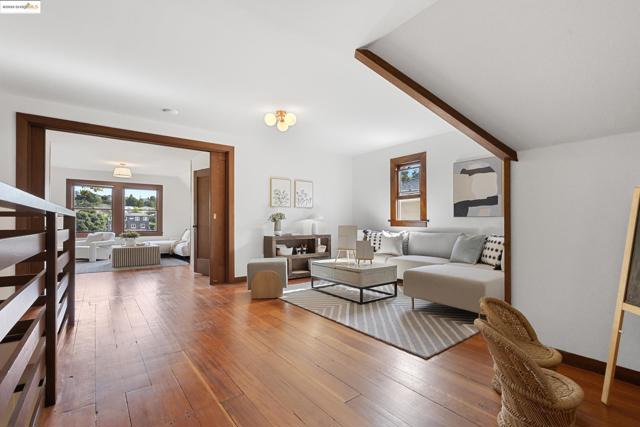 1048 Annerley Rd, Oakland CA: https://media.crmls.org/mediaz/1907151e-443f-4cbe-8056-83303295695f.jpg