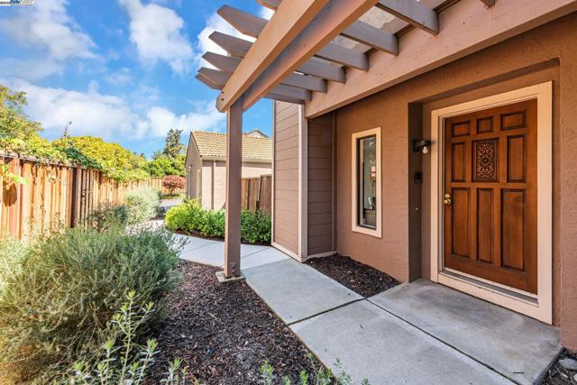 3810 Burton Cmn, Fremont CA: https://media.crmls.org/mediaz/1907875f-8d7b-4408-a247-b3f307d4d679.jpg