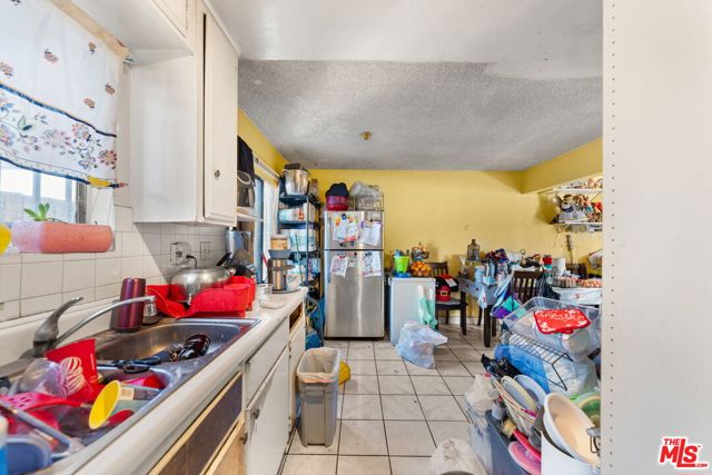 1114 S Kern Avenue, Los Angeles CA: https://media.crmls.org/mediaz/19086cff-63d3-4d67-9928-ba7a25f0d983.jpg
