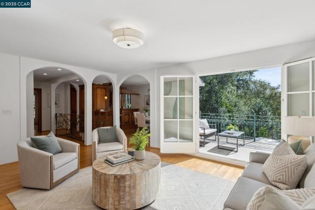 40 Las Palomas, Orinda CA: https://media.crmls.org/mediaz/1909267a-bdf8-4c83-8604-234f87a66ad7.jpg