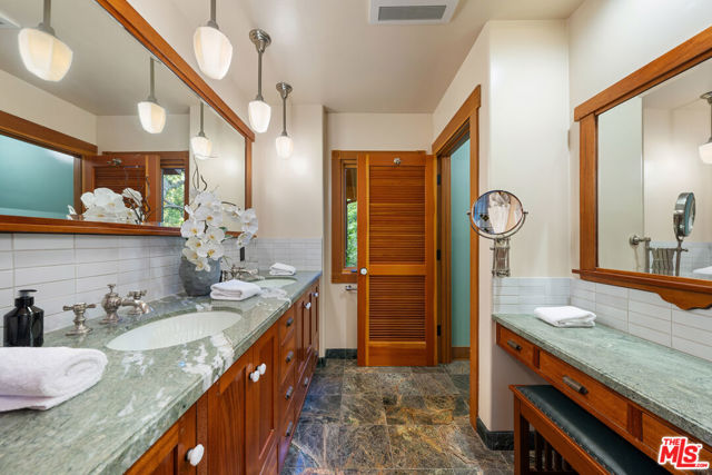 5045 Oakdale Avenue, Woodland Hills CA: https://media.crmls.org/mediaz/19092798-effe-40bb-a949-518f637e86d8.jpg