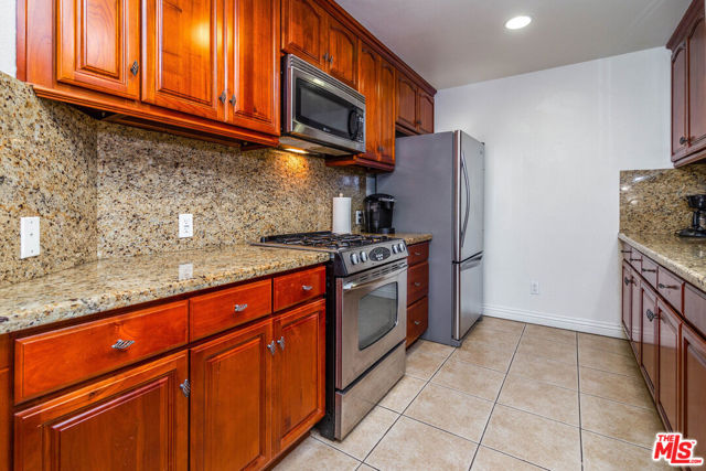 5132 Maplewood Avenue, Los Angeles CA: https://media.crmls.org/mediaz/190a5a1f-1d7b-4f21-91a1-08f4720d37bb.jpg