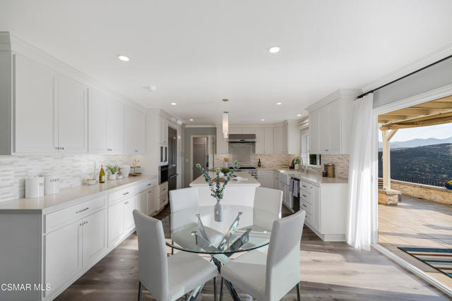 1660 Valecroft Avenue, Westlake Village CA: https://media.crmls.org/mediaz/190b6b5a-0774-4317-9914-2091ffb404af.jpg