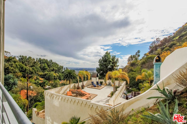 1929 N CURSON Place, Los Angeles CA: https://media.crmls.org/mediaz/190c0440-8527-4685-9bed-3fea13ec9994.jpg