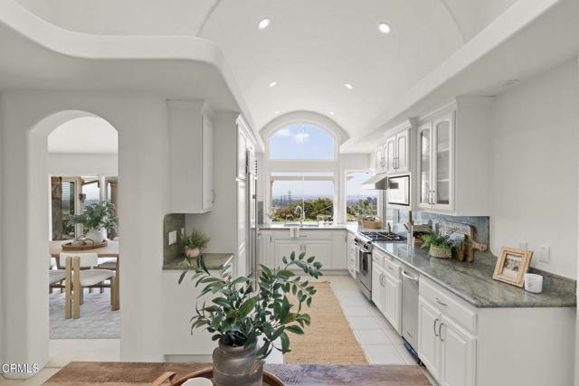 7090 El Malabar Drive, Ventura CA: https://media.crmls.org/mediaz/190cca25-4f56-4632-bf24-255918858975.jpg