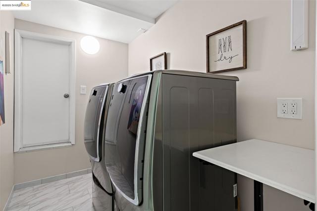 61 Wildwood Ave, Piedmont CA: https://media.crmls.org/mediaz/190d5070-4dea-4dea-988c-2a5be1d0d464.jpg