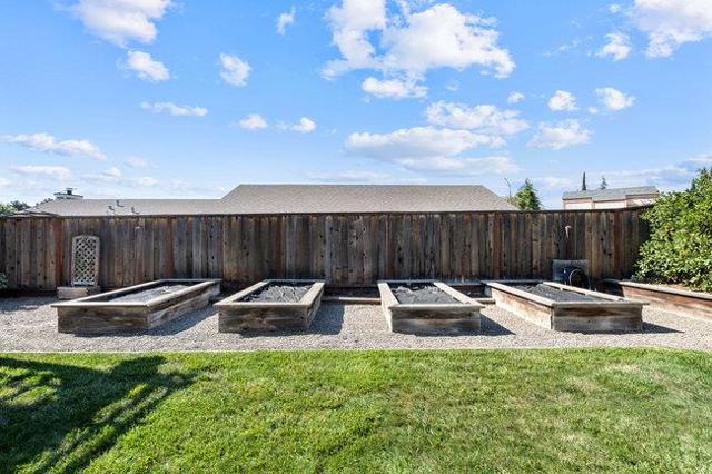 2421 Valley View Road, Hollister CA: https://media.crmls.org/mediaz/190dbb46-6998-4db8-ae3a-d98de4ab804d.jpg