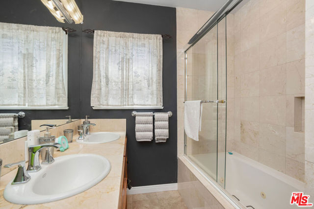 5146 Topanga Canyon Boulevard, Woodland Hills CA: https://media.crmls.org/mediaz/190f3bf0-bd61-48cd-b9ec-49f0023a09af.jpg