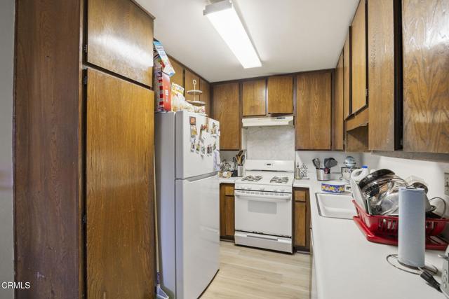 1401 Glenwood Drive, Oxnard CA: https://media.crmls.org/mediaz/1910804d-c105-42d6-99e6-1c96d6911e9e.jpg