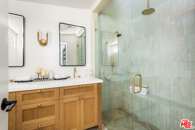 3375 Coldwater Canyon Avenue, Studio City CA: https://media.crmls.org/mediaz/19109cbb-9e7a-443b-9edb-f467f3a5bc5e.jpg