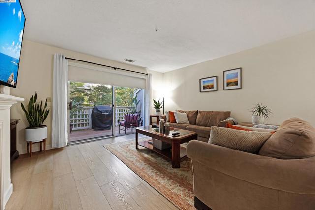 2719 Oak Rd, Walnut Creek CA: https://media.crmls.org/mediaz/1910f94b-c317-4bcb-a5f2-0c07f70afd21.jpg