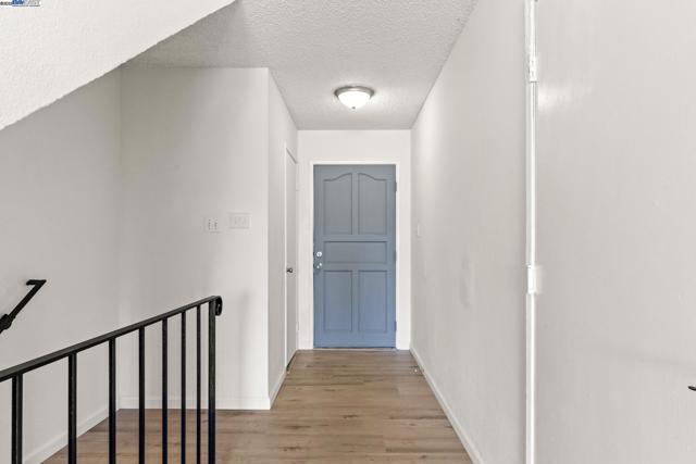 446 Bayview Cir, San Francisco CA: https://media.crmls.org/mediaz/19123e87-5e28-4106-aaf3-e2fc06f25b2e.jpg