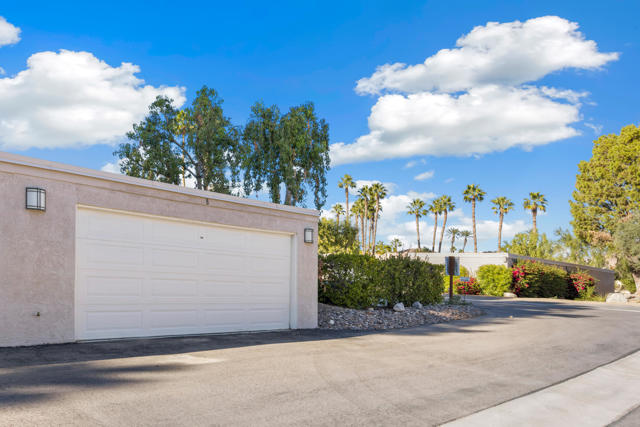 308 Forest Hills Drive, Rancho Mirage CA: https://media.crmls.org/mediaz/1912d881-253f-4a95-9026-a6ca1d295df0.jpg