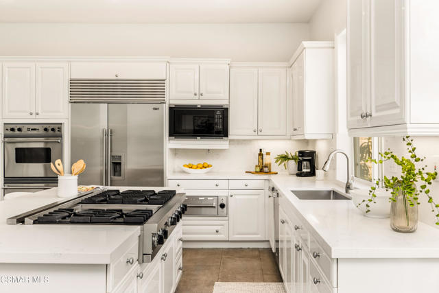 6072 Mandeville Place, Oak Park CA: https://media.crmls.org/mediaz/191373bf-f44e-4c82-a956-2a7860423842.jpg