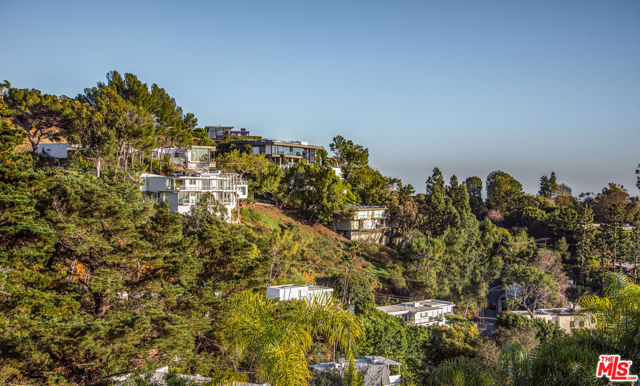 9265 Thrush Way, Los Angeles CA: https://media.crmls.org/mediaz/19142a7e-3ad0-4cd4-9d55-0ef8804127bd.jpg