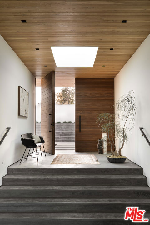 6708 Wildlife Road, Malibu CA: https://media.crmls.org/mediaz/19143f97-2218-42a1-9eae-610774420866.jpg