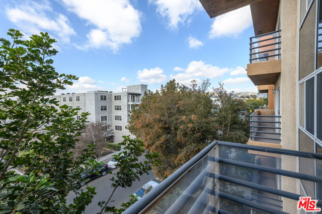 340 N Hayworth Avenue, Los Angeles CA: https://media.crmls.org/mediaz/19148d3f-8f2c-4ebf-a71c-e4ff734b8189.jpg