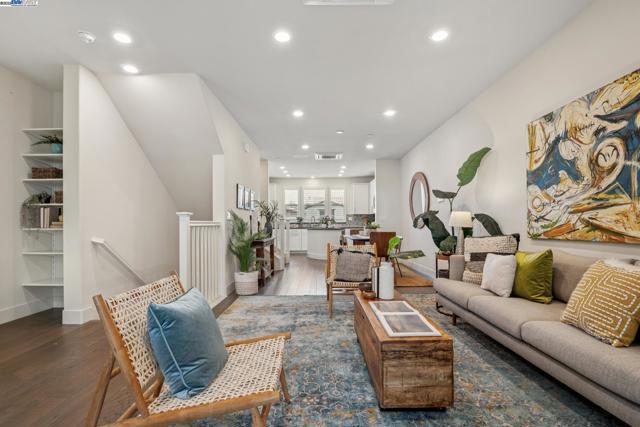 1815 Balsa St, Alameda CA: https://media.crmls.org/mediaz/19151880-e16f-487a-a8c7-4eda39dd20de.jpg