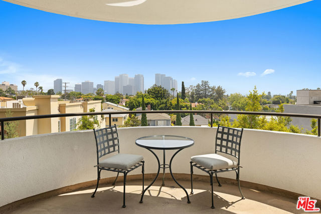 10560 Wilshire Boulevard, Los Angeles CA: https://media.crmls.org/mediaz/1915254d-a2ca-4995-b5b1-9102b495fda4.jpg