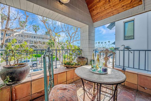 2210 Avenida De La Playa, La Jolla CA: https://media.crmls.org/mediaz/19162b78-ae05-4a3c-ac83-a86a1886b94e.jpg
