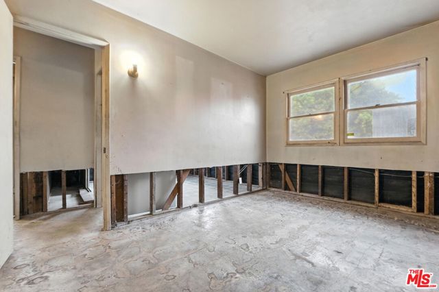 8753 Vans Street, Paramount CA: https://media.crmls.org/mediaz/19165316-51c6-4ebe-916d-bd29e5643ca5.jpg