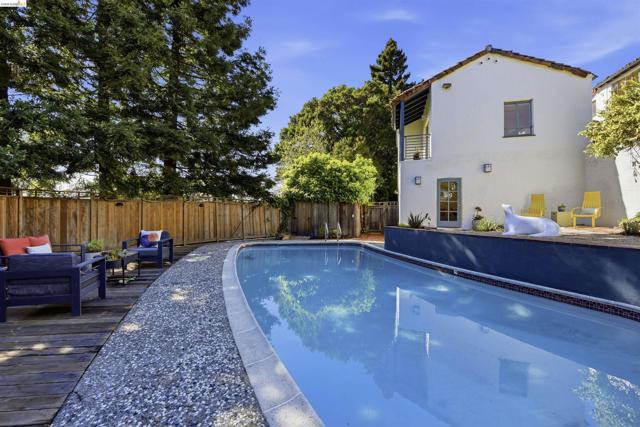 44 Highgate Rd, Kensington CA: https://media.crmls.org/mediaz/1916670a-b97e-48c3-b8e2-52309b6cf116.jpg