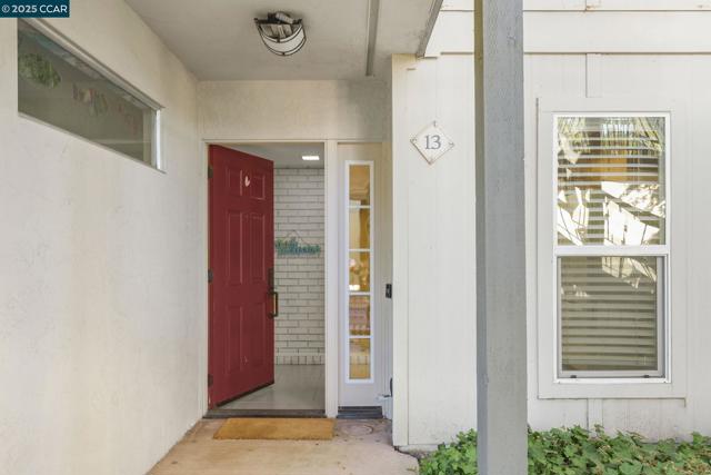 651 Moraga Rd, Moraga CA: https://media.crmls.org/mediaz/19187099-1384-43ca-8aae-9e70c4279837.jpg
