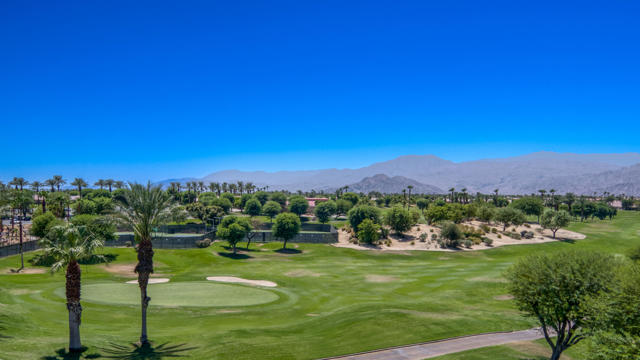 44010 Royal Troon Drive Drive, Indio CA: https://media.crmls.org/mediaz/1918996a-0ac3-4bef-a5ef-2cc304b4cc8d.jpg