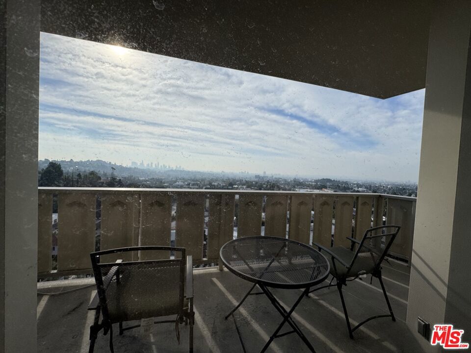 https://media.crmls.org/mediaz/1919e8d1-fa12-4f30-9913-6013d44e8e50.jpg?preset=X-Large