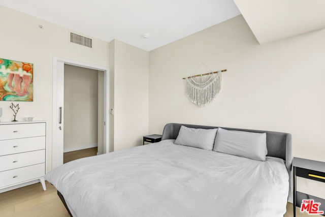 400 S Broadway, Los Angeles CA: https://media.crmls.org/mediaz/191a7fa3-e6ce-46fc-a49d-d133a327b0fc.jpg