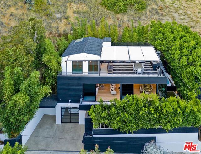 2164 Sunset Plaza Drive, Los Angeles CA: https://media.crmls.org/mediaz/191cc233-2994-4633-a743-efce2fecb523.jpg