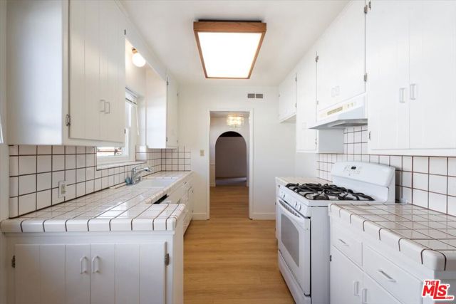 12848 Tiara Street, Valley Village CA: https://media.crmls.org/mediaz/191daaf5-2de1-486a-9bab-4eb2cb9172c2.jpg