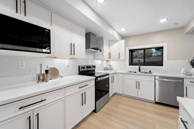 Detail Gallery Image 12 of 75 For 3065 Fairview Dr, Vista,  CA 92084 - 4 Beds | 3 Baths