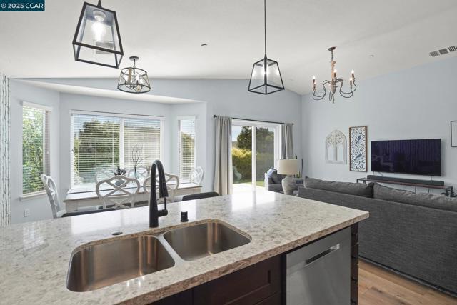 304 Birch Ridge Dr, Rio Vista CA: https://media.crmls.org/mediaz/191df163-53fc-4cad-8471-56dd07a6669e.jpg