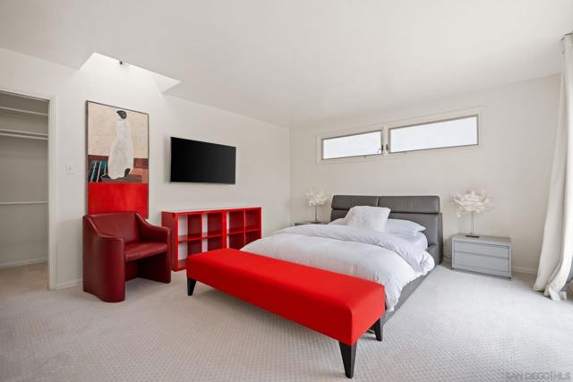 6423 Avenida Cresta, La Jolla CA: https://media.crmls.org/mediaz/191e7d64-e7dd-4aaa-85e6-4894c6c20be2.jpg