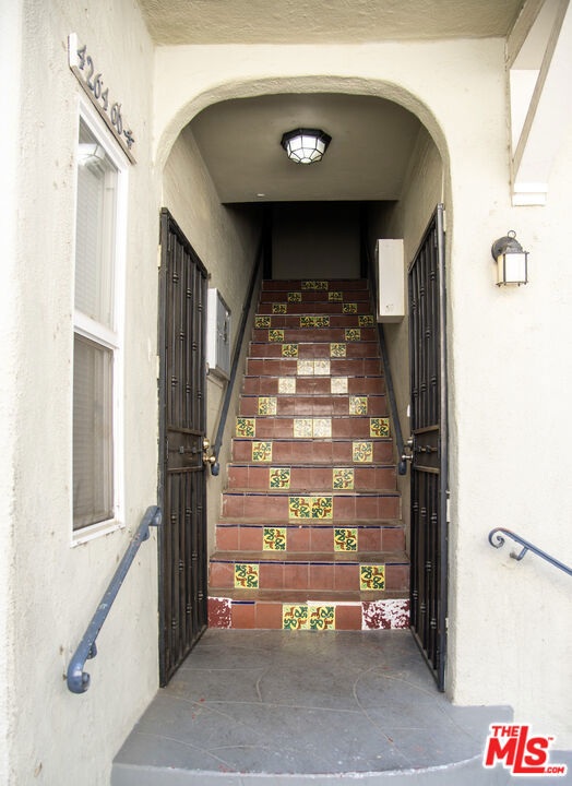 4264 Leimert Boulevard, Los Angeles CA: https://media.crmls.org/mediaz/191f06fb-b737-4de5-a3ea-8efe24ce0db6.jpg