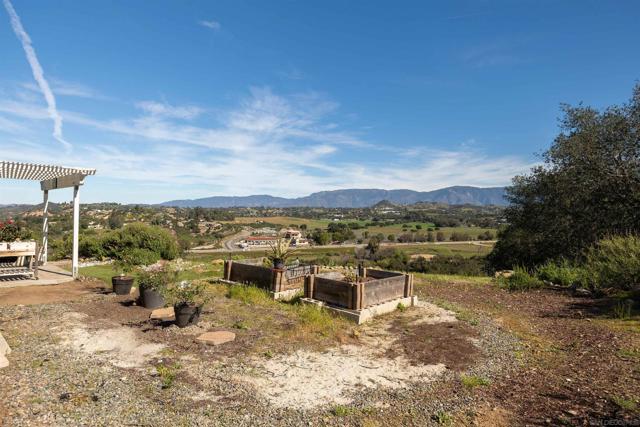 13804 Chaparral Terrace, Valley Center CA: https://media.crmls.org/mediaz/191fcd0a-e070-4259-a126-e97196137df0.jpg