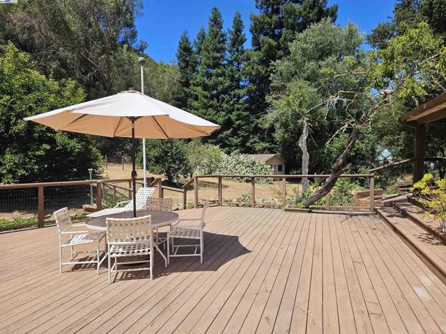 29625 Palomares Rd, Castro Valley CA: https://media.crmls.org/mediaz/19200158-5b02-4609-a05f-070cc0b5caca.jpg