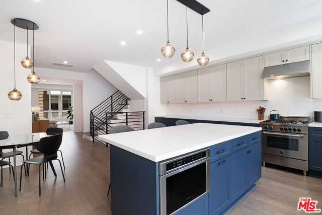 1400 N Fuller Avenue, Los Angeles CA: https://media.crmls.org/mediaz/19211bbd-f450-4ffe-a869-42f510762b50.jpg